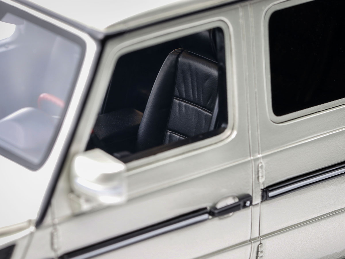 Mercedes Benz Classe G 55 AMG 2003 1:18 OttOmobile Prata - 20 anos