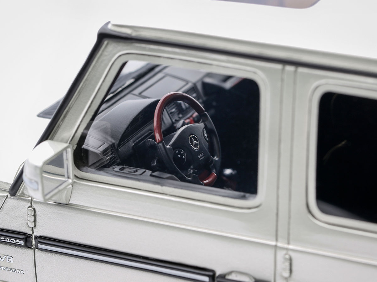 Mercedes Benz Classe G 55 AMG 2003 1:18 OttOmobile Prata - 20 anos