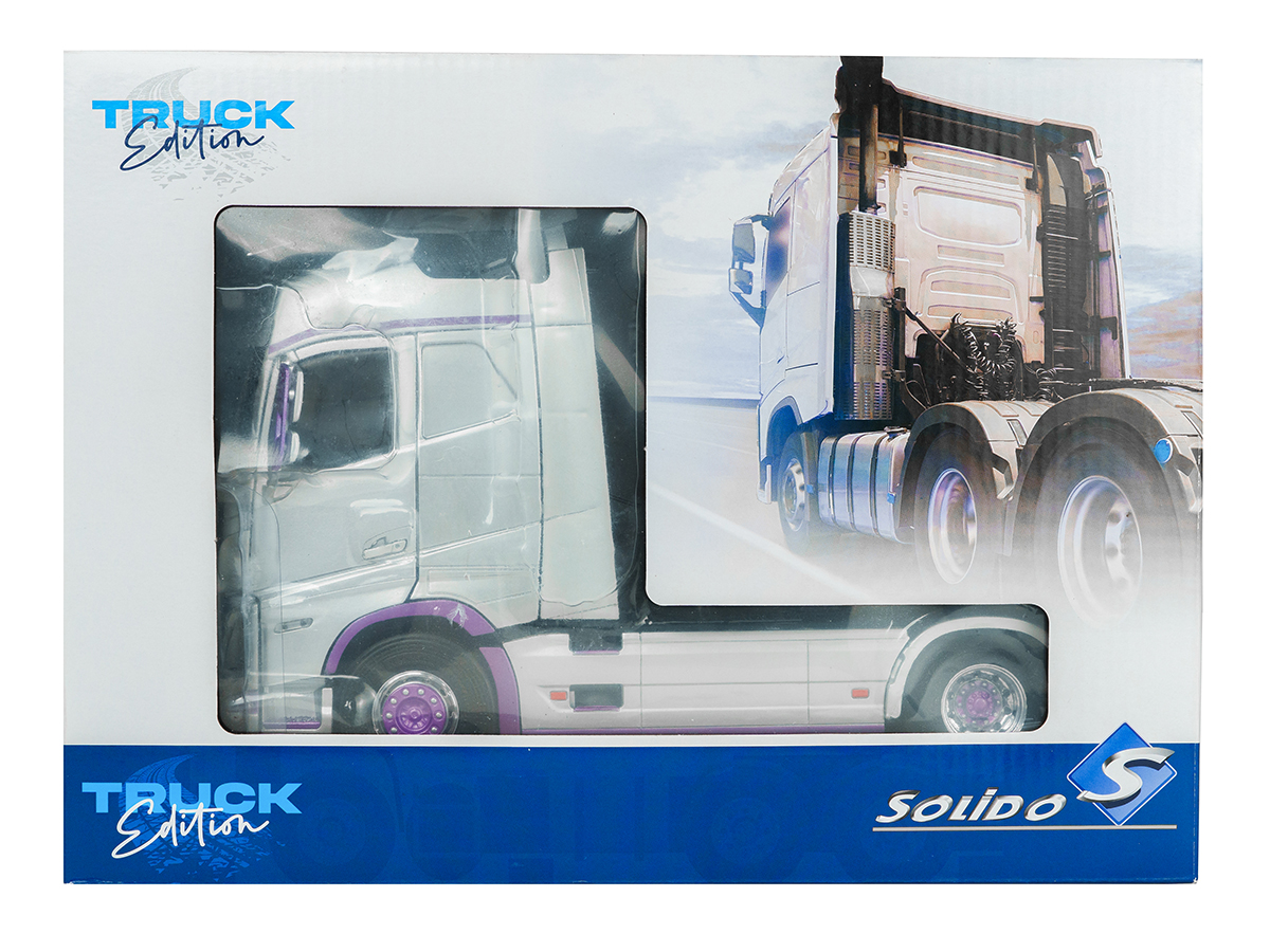 Volvo Trucks FH16 Globetrotter XL 2023 1:24 Solido Prata - 20 anos