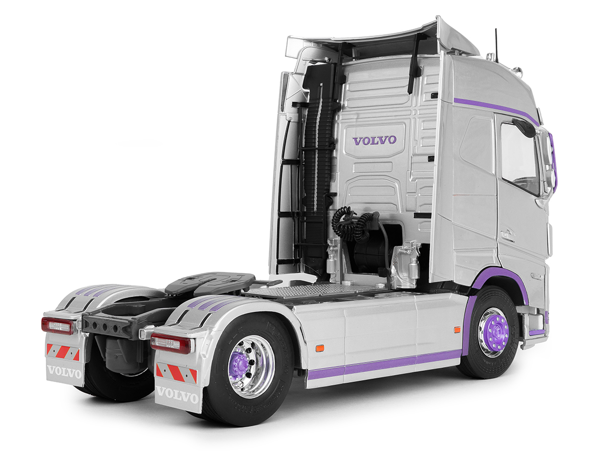 Volvo Trucks FH16 Globetrotter XL 2023 1:24 Solido Prata - 20 anos