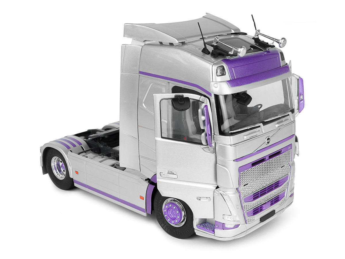 Volvo Trucks FH16 Globetrotter XL 2023 1:24 Solido Prata - 20 anos