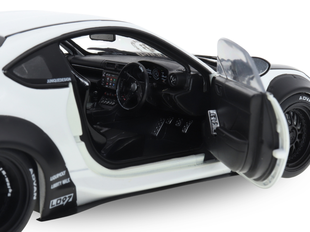 保証書付】 Amazon.co.jp: ミニカー1/18 トヨタ86 Walk SOLIDOLiberty
