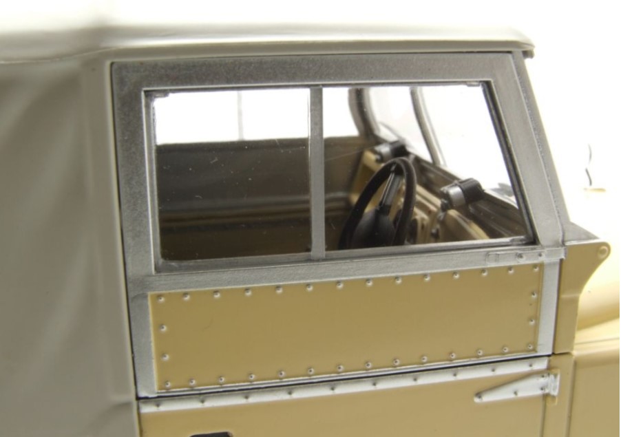 Land Rover Series 1 Closed Beige/Grey 1:18 – Classic off-road vehicle a