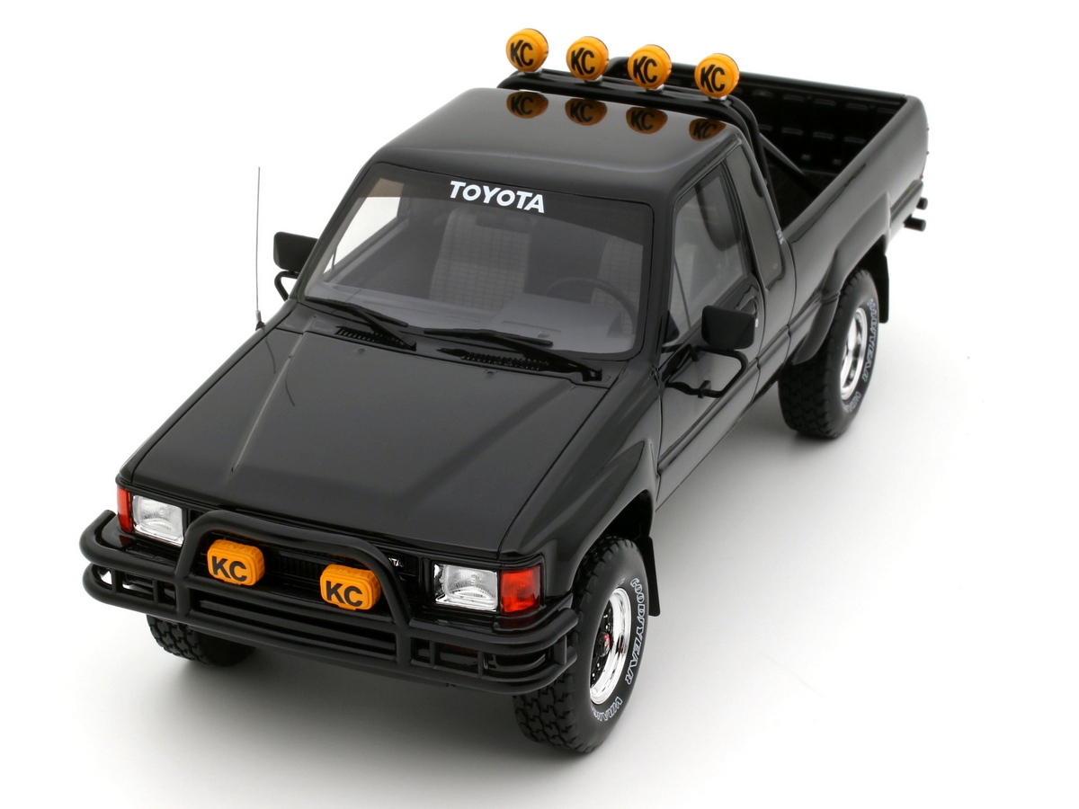 Toyota Hilux SR5 Glossy Black 202 1985 1:18 OttOmobile - 20 anos