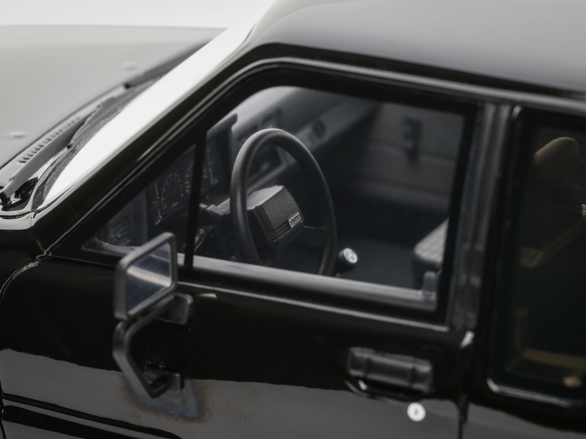 Toyota Hilux SR5 Glossy Black 202 1985 1:18 OttOmobile - 20 anos