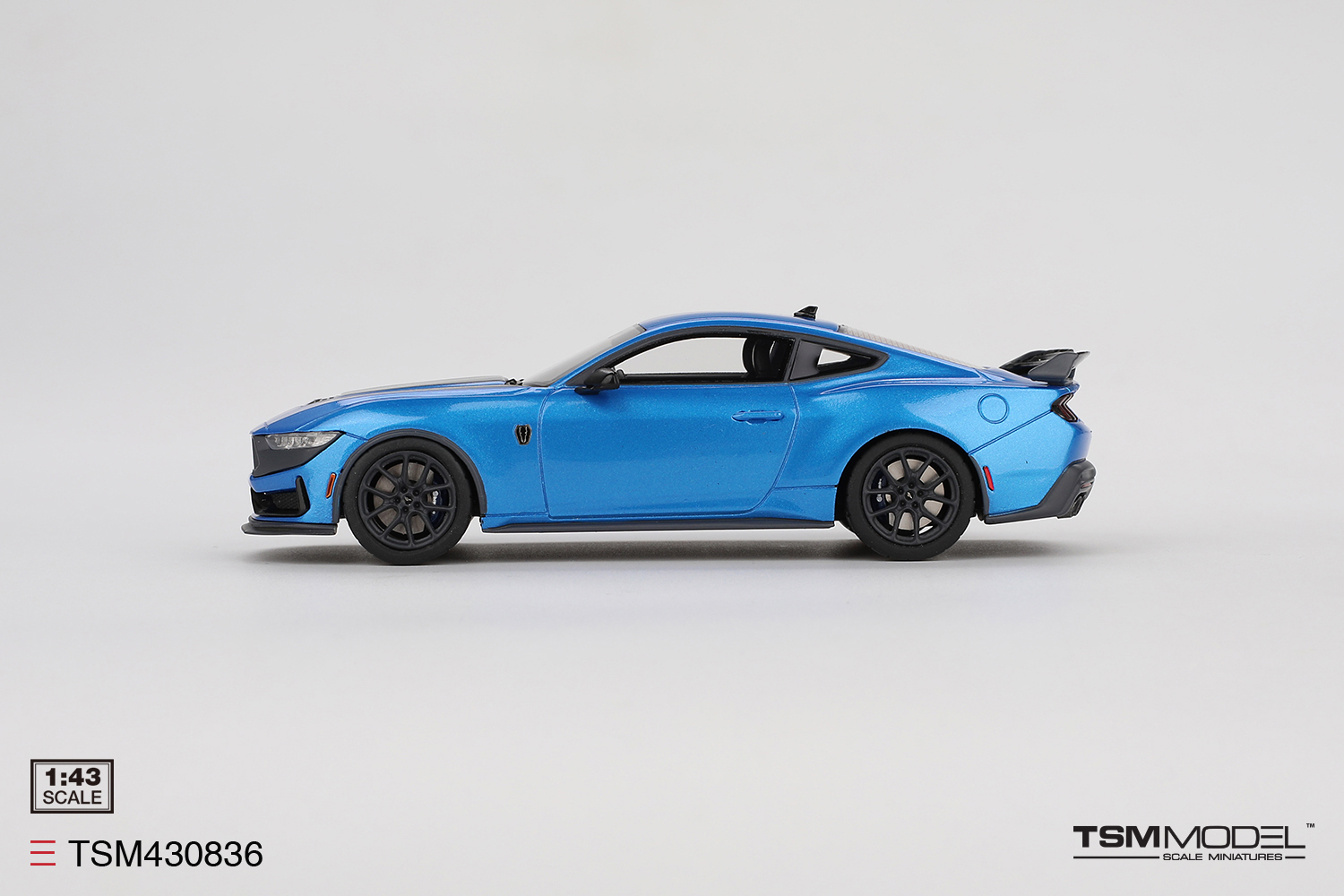 Ford Mustang Dark Horse 2024 1:43 TSM Model Azul - 20 anos! Loja