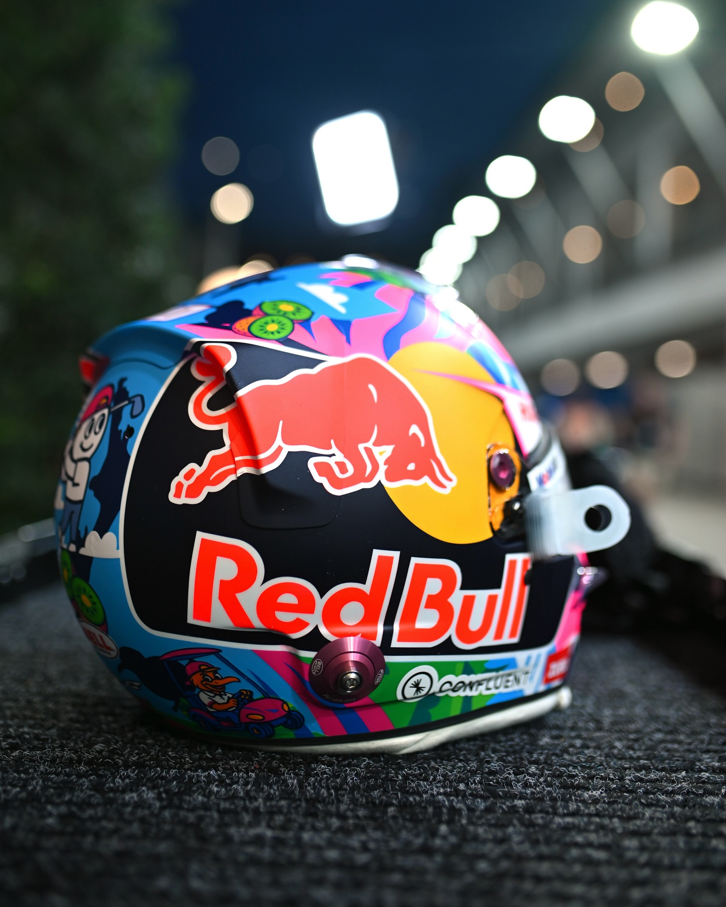 Capacete Liam Lawson Visa Cash App F1 Team Singapore GP 2025 1:5