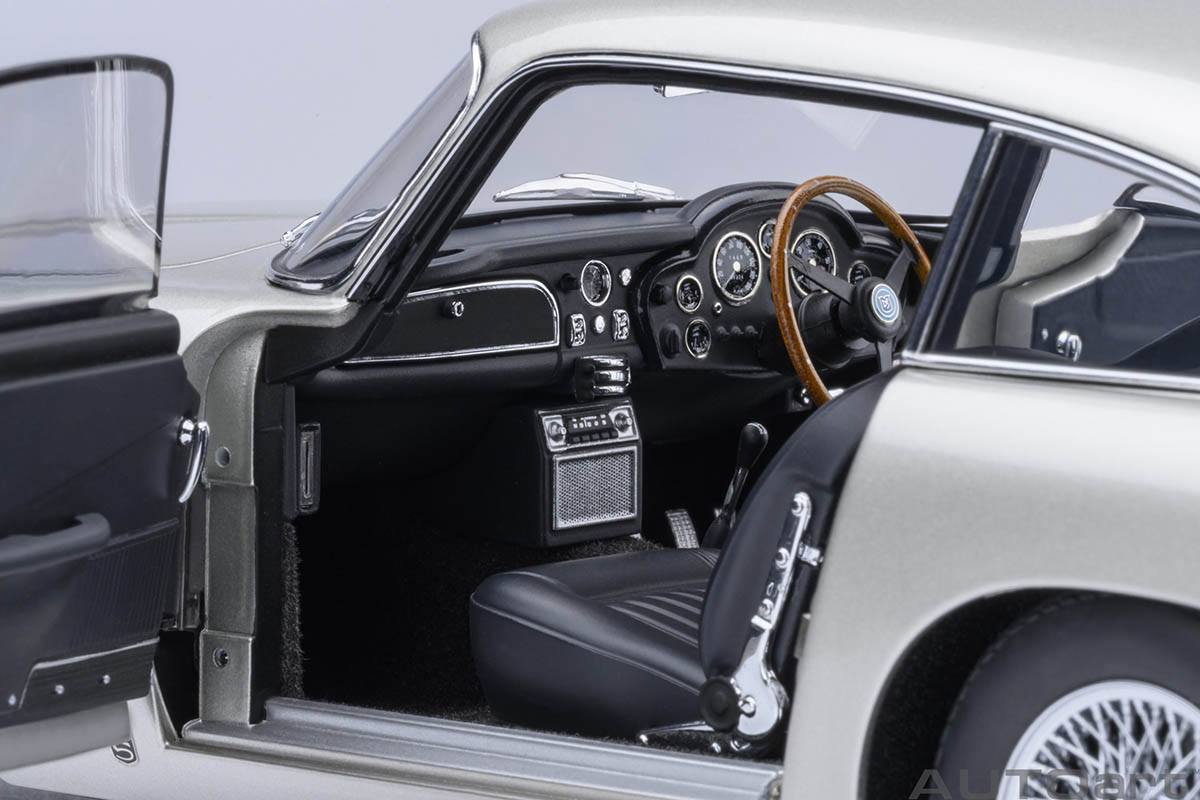 Aston Martin DB5 1964 1:18 Autoart Prata - 20 anos! Loja on-line