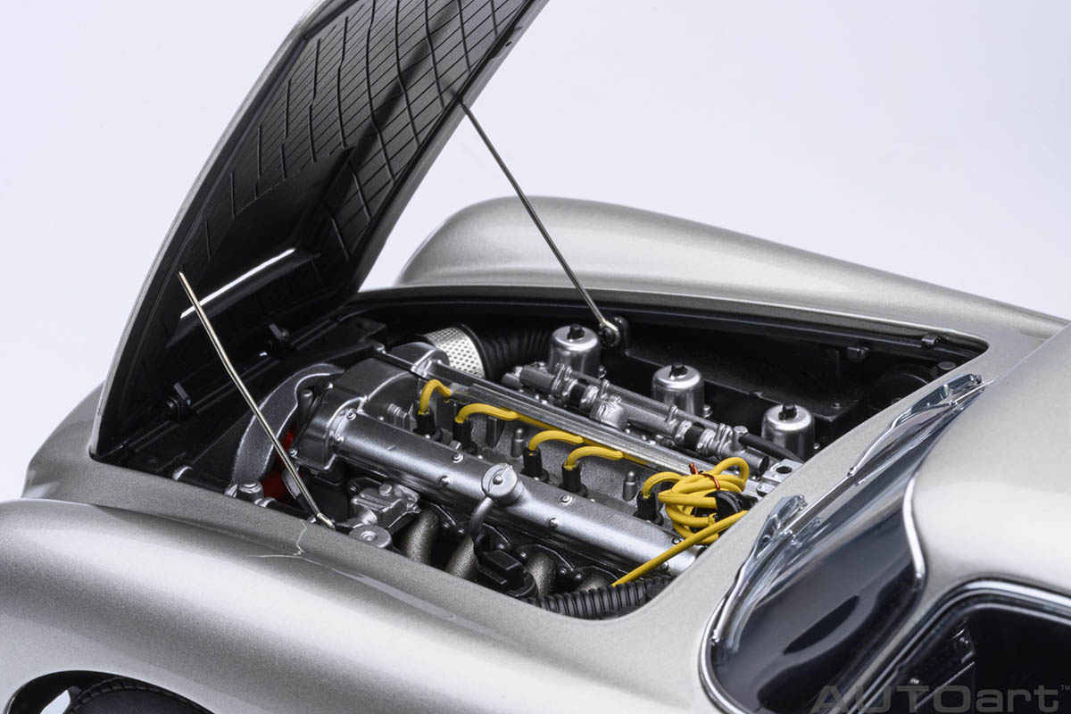 Aston Martin DB5 1964 1:18 Autoart Prata - 20 anos! Loja on-line
