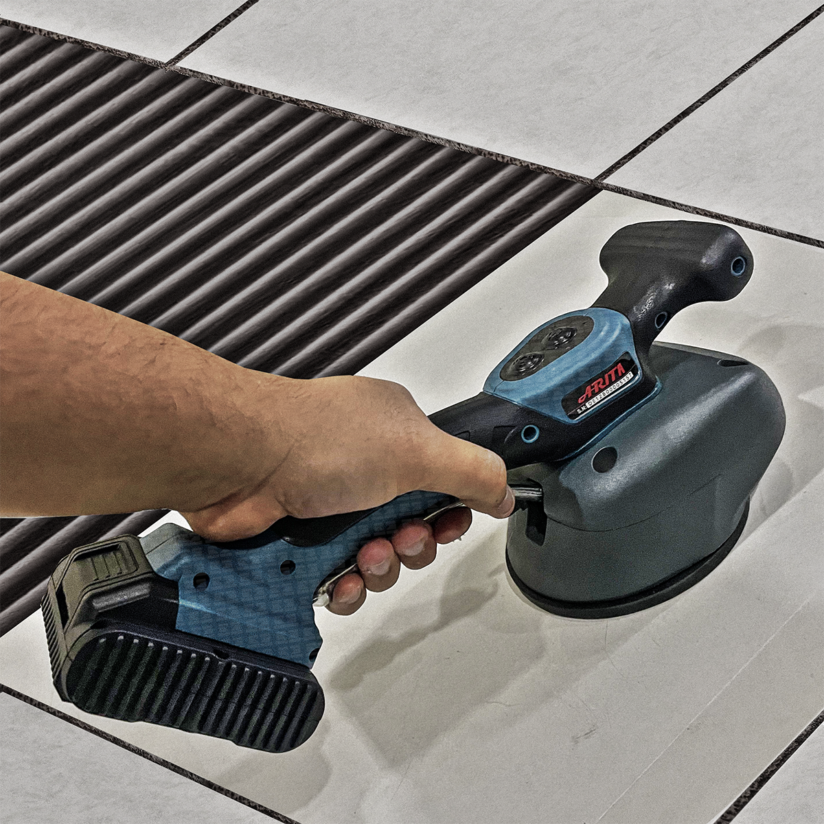 Máquina De Assentar Piso 16,8V Com 2 Baterias 6 Velocidades - suzer