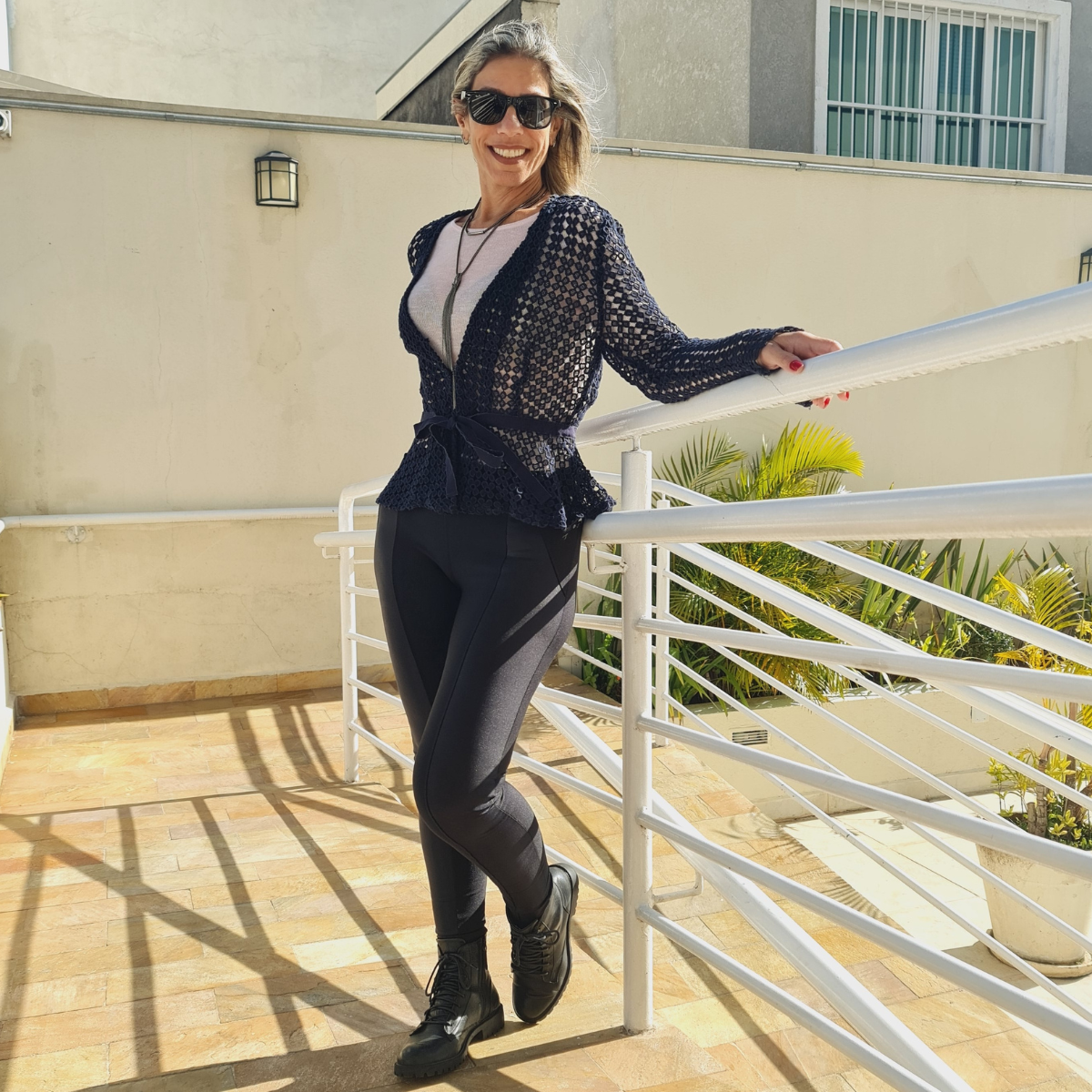 Blusa LE LIS BLANC, SemiNova. Renda Azul Marinho, feita com