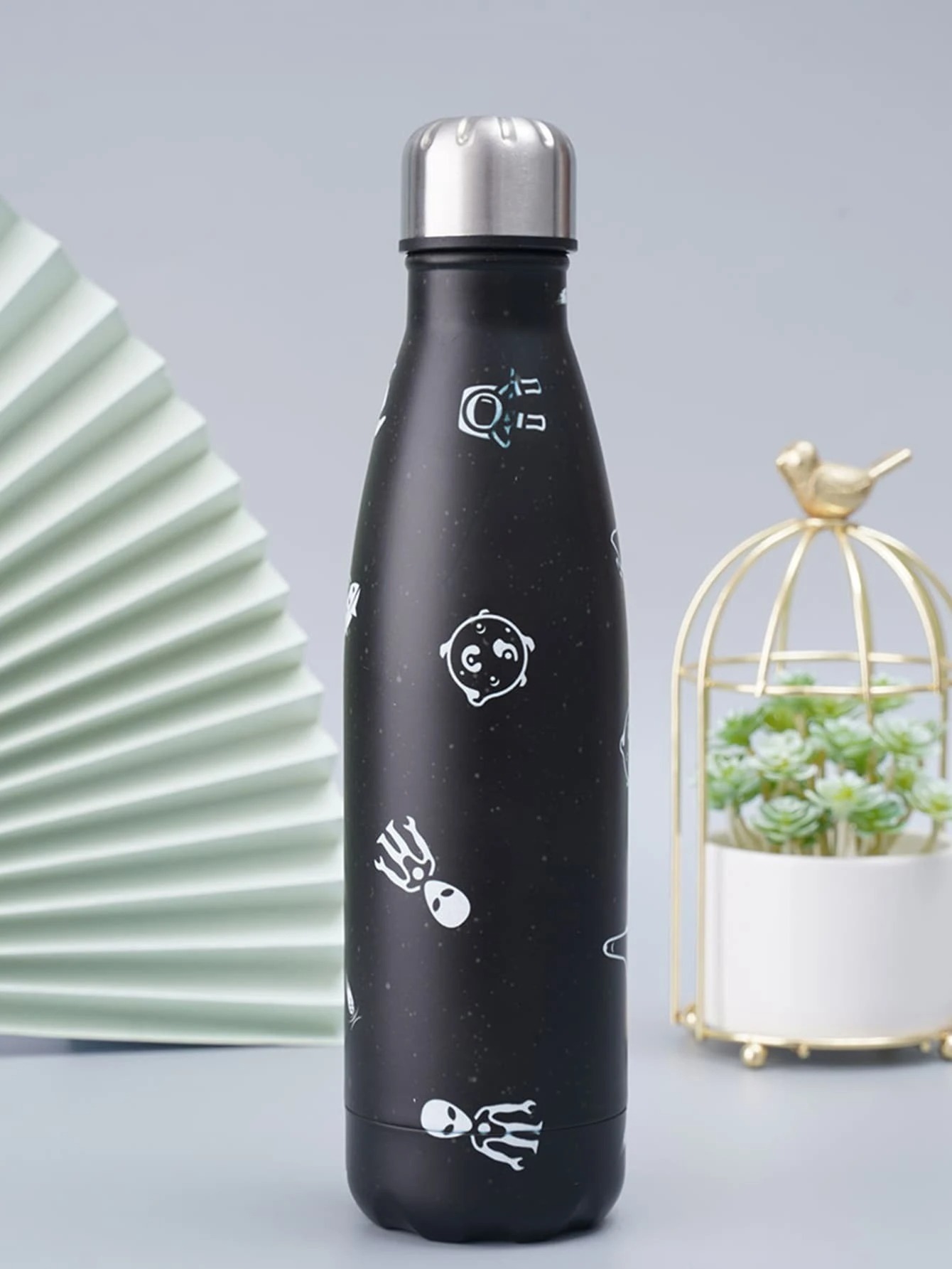 Garrafa 500ml Isolada Alienigena e Plano Imprimir Premium Seu negocio Garrafas