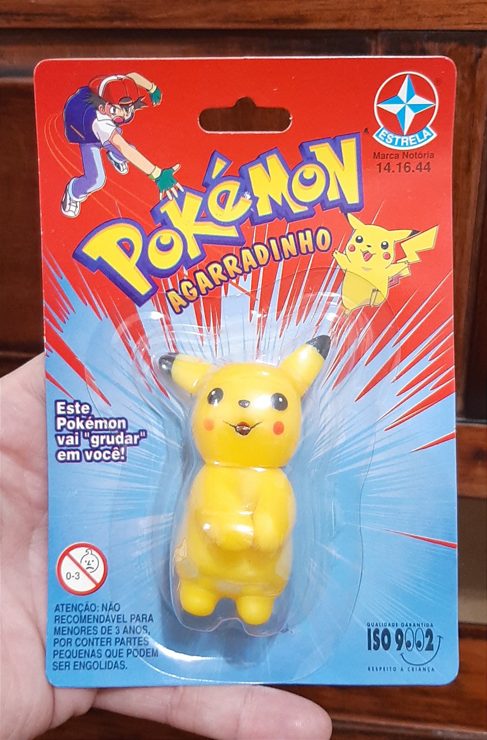 POKEMON PIKACHU AGARRADINHO EM VINIL, BRINQUEDO LACRADO