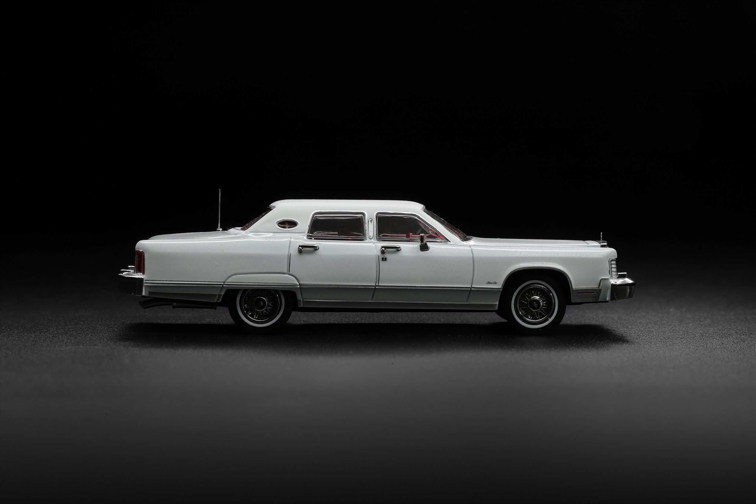 Lincoln Continental Town Car 1979 1:64 Sunstar Branco - Atacado de