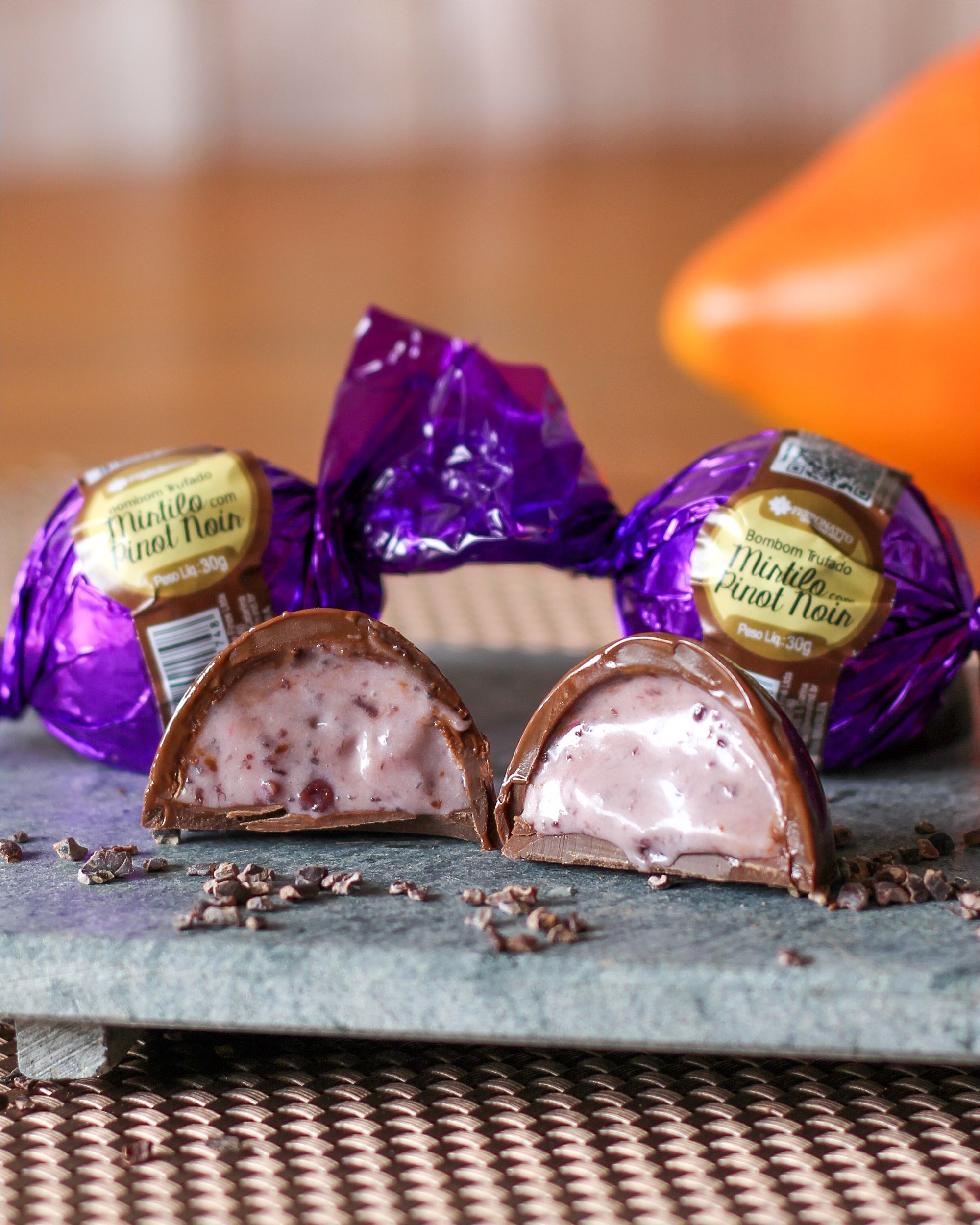 Bombom Trufado Mirtilo com Pinot Noir 30g - Ferronatto Chocolates