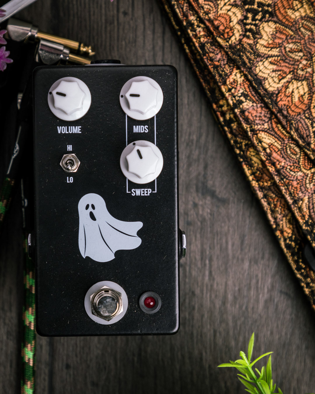 Pedal JHS Haunting Mids Preamp e EQ de Médios - The Tone Boutique