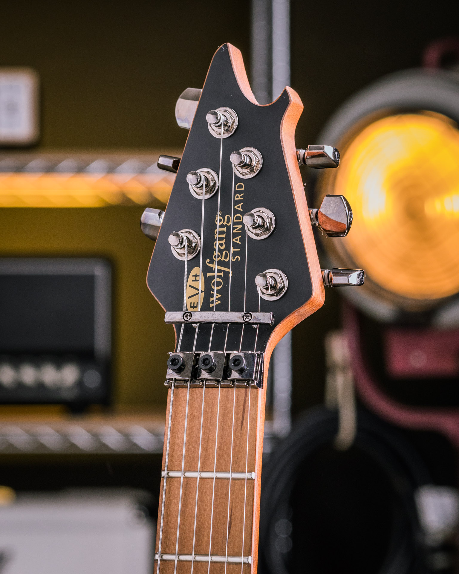 Guitarra EVH Wolfgang Standard Black Walnut Top - The Tone Boutique