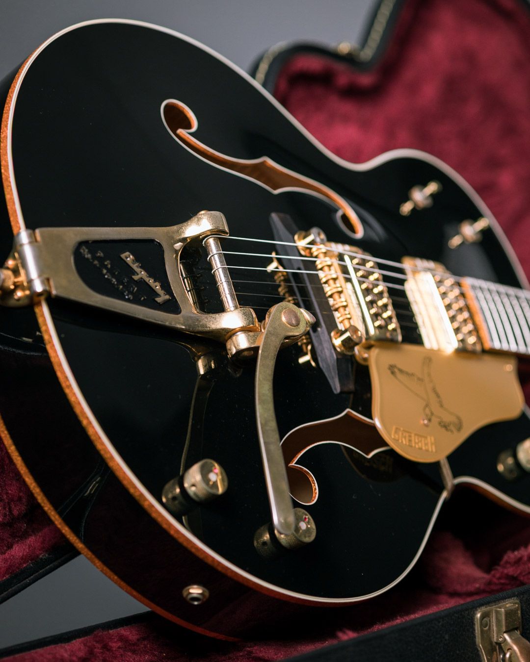 Guitarra Gretsch G6136TBK Black Falcon c/ Bigsby - The Tone Boutique