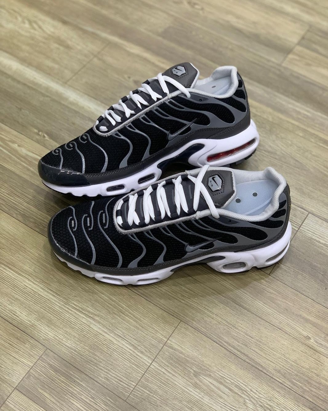 Air max plus branco e cinza top