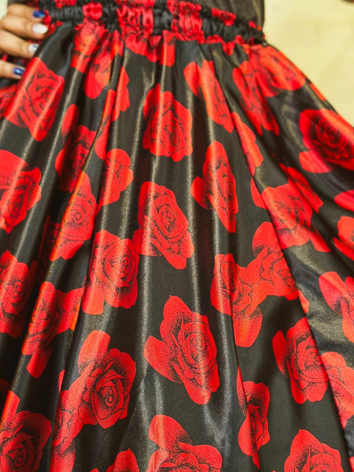 renda saia preta com rosas vermelhas