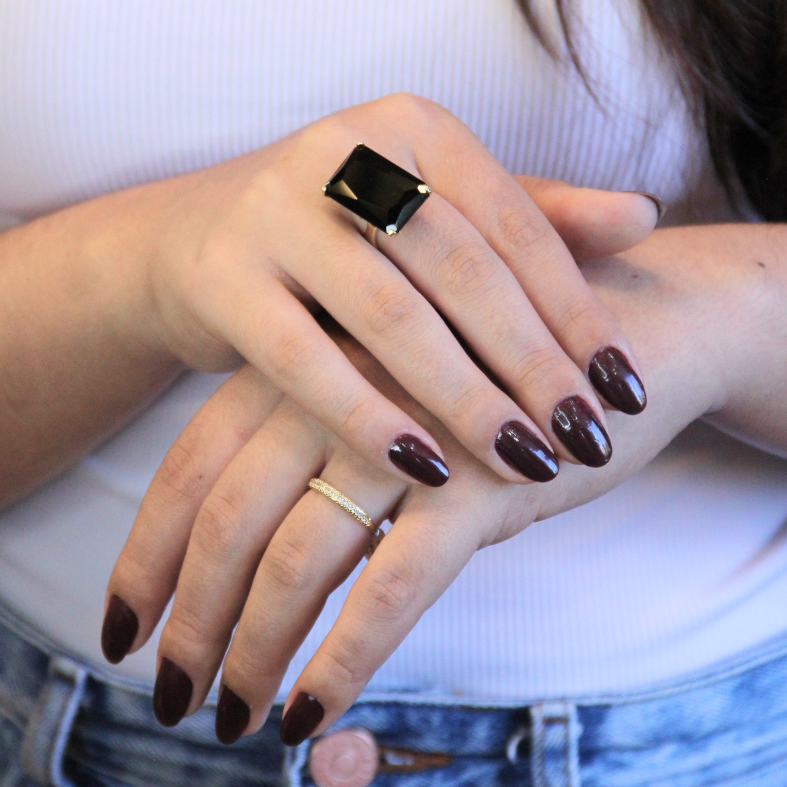 Anel com pedra preta retangular - Vaine Joias - Joias folheadas em ouro 18K