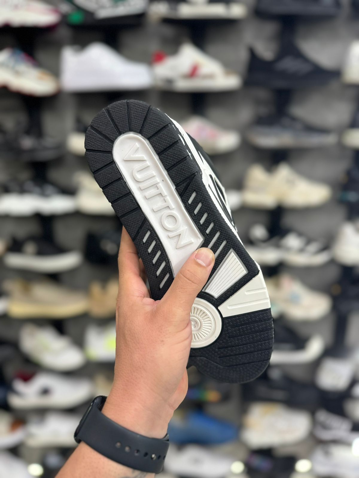 Tênis Louis Vuitton Skate Preto-Branco Importado - Outlet Any Tenis