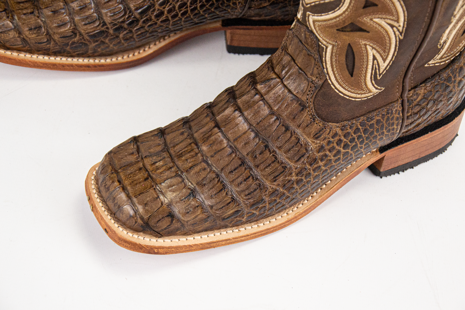 Bota Feminina Goyazes Exótica / Jacaré Tabaco/ Dallas Tabaco - Solado ...