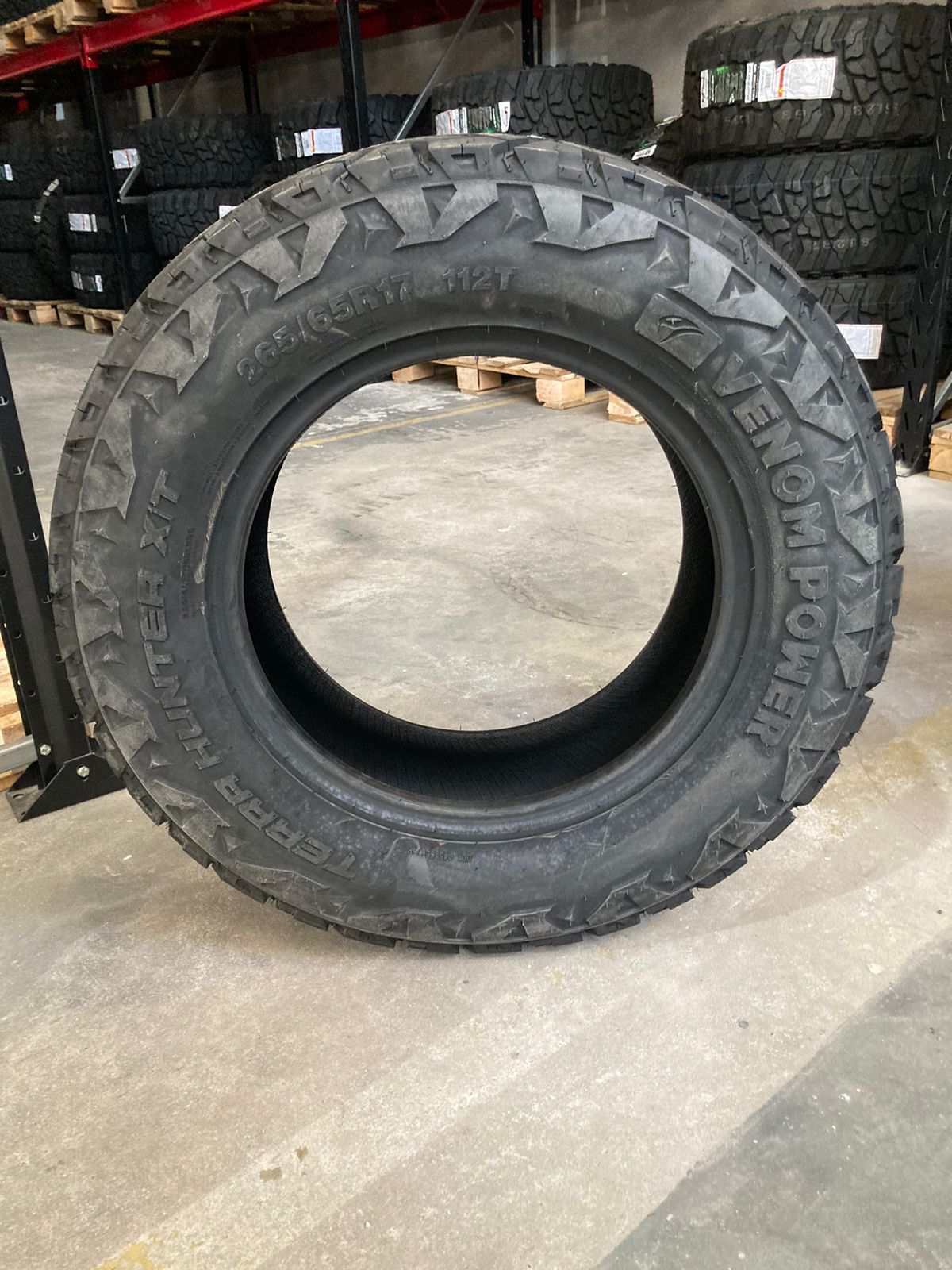 Maximize a Aventura com Pneu Venom Power Terra Hunter LT265/65R17
