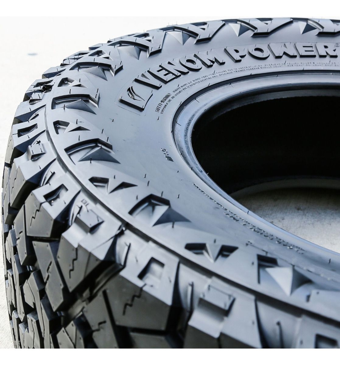 Pneu Venom Power 17 35x12,5 Xt 124Q: Performance e Força