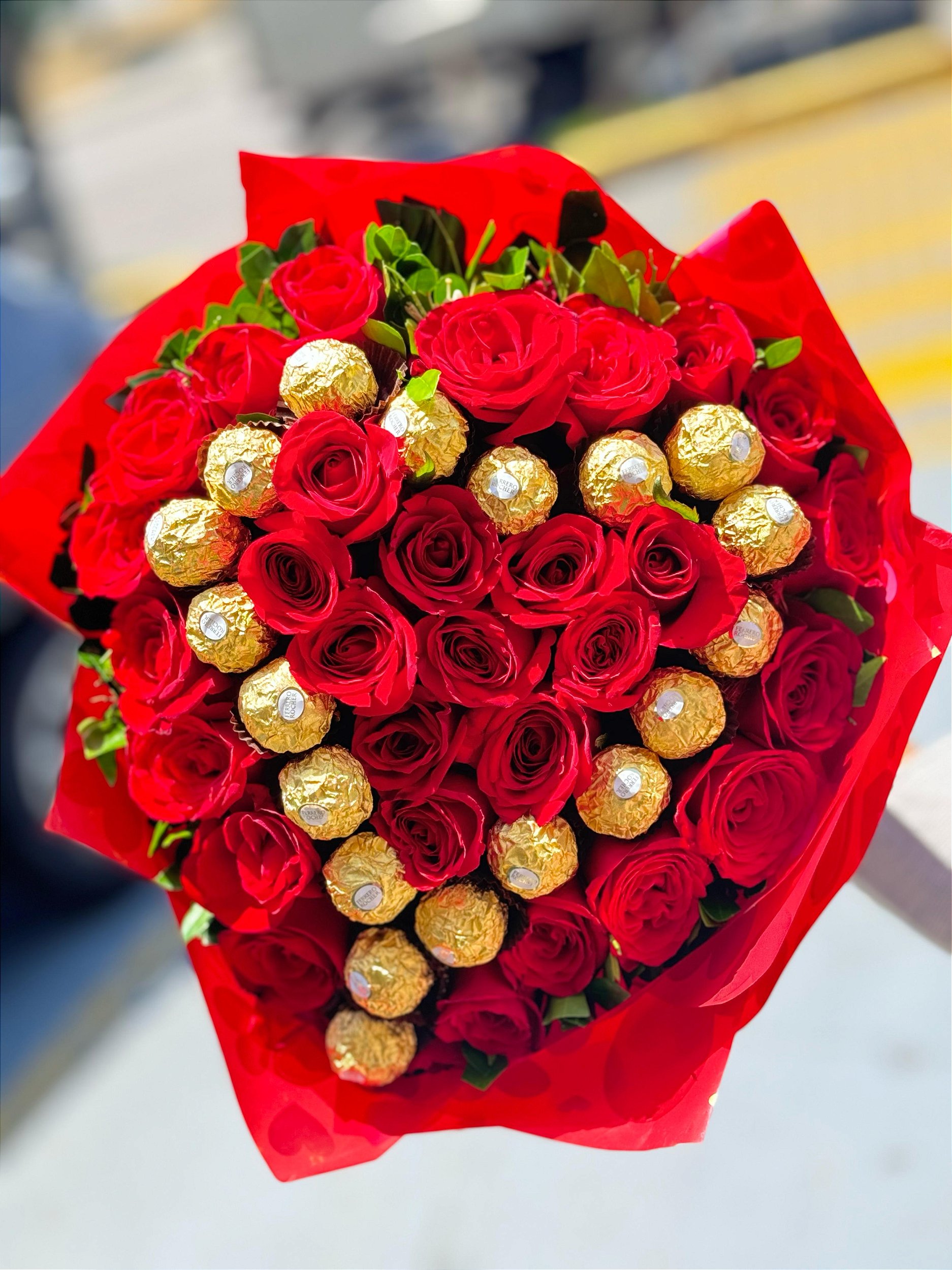 Buquê de rosas vermelhas e Chocolate em formato de coração. - Anja Flores