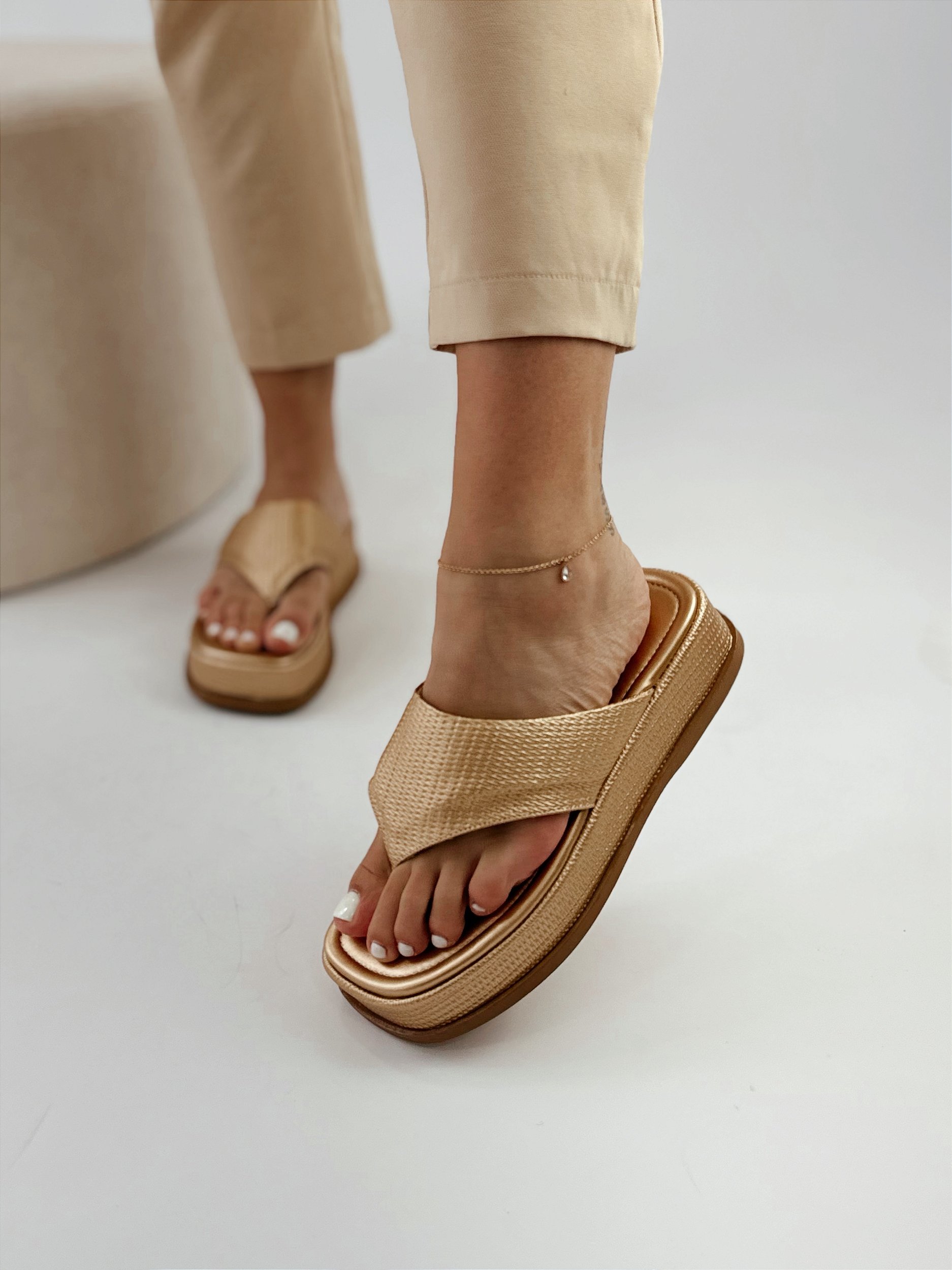 Sandalia Feminina Flatforma Aurora Ouro GLOW STORE