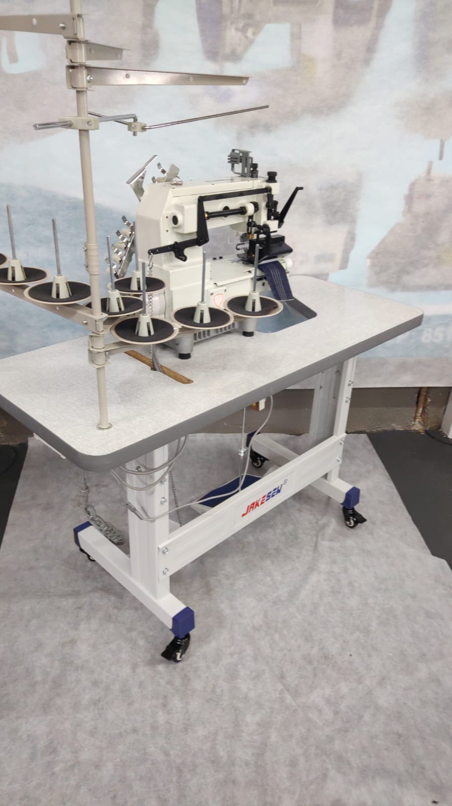 Máquina de Costura Elastiqueira 4 agulhas Direct Drive - Jakesew Máquina de Costura Elastiqueira 4 agulhas Direct Drive - Jakesew