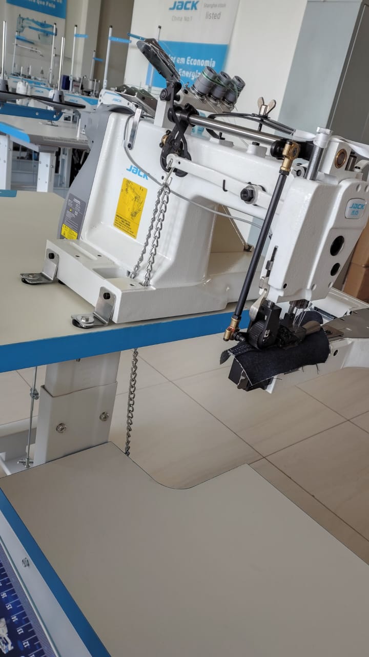 Máquina Fechadeira de Braço 3 agulhas 1/8 P/ Jeans - Modelo K