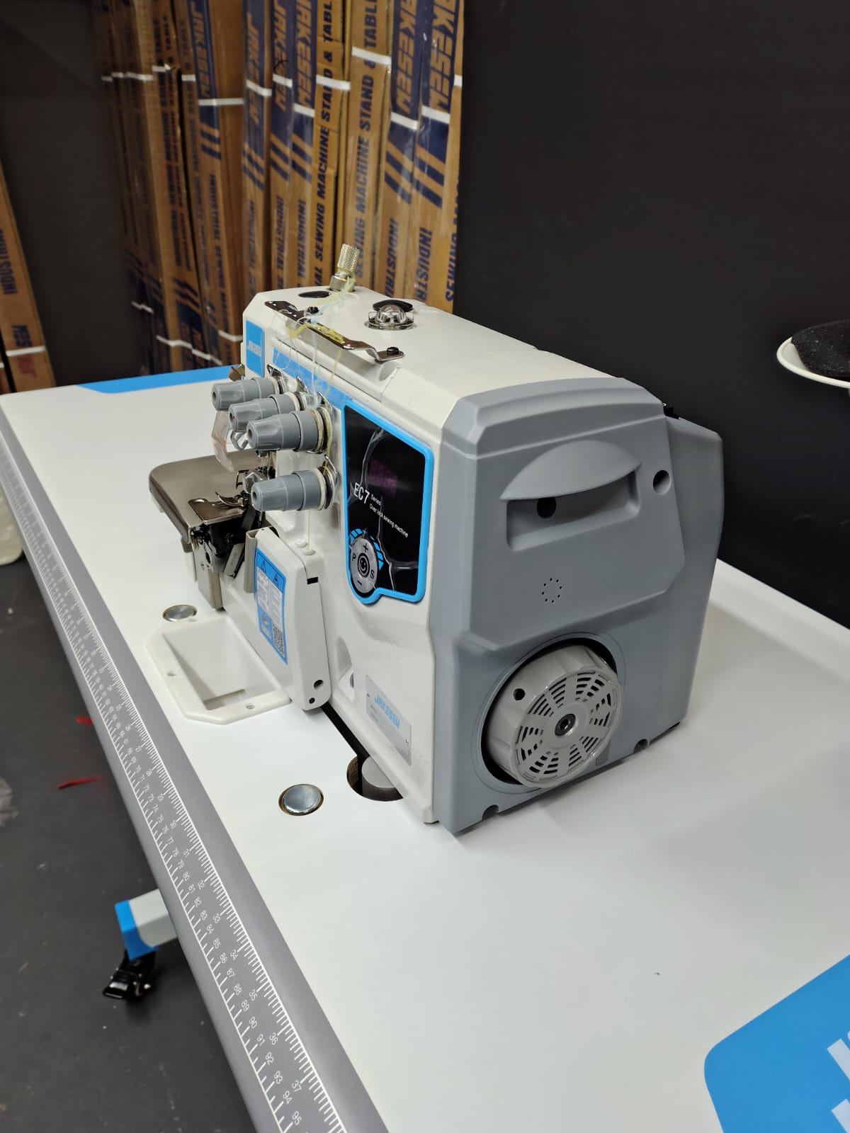 Máquina Overlok Ponto Cadeia Motor Direct Drive - Modelo EC7-4D