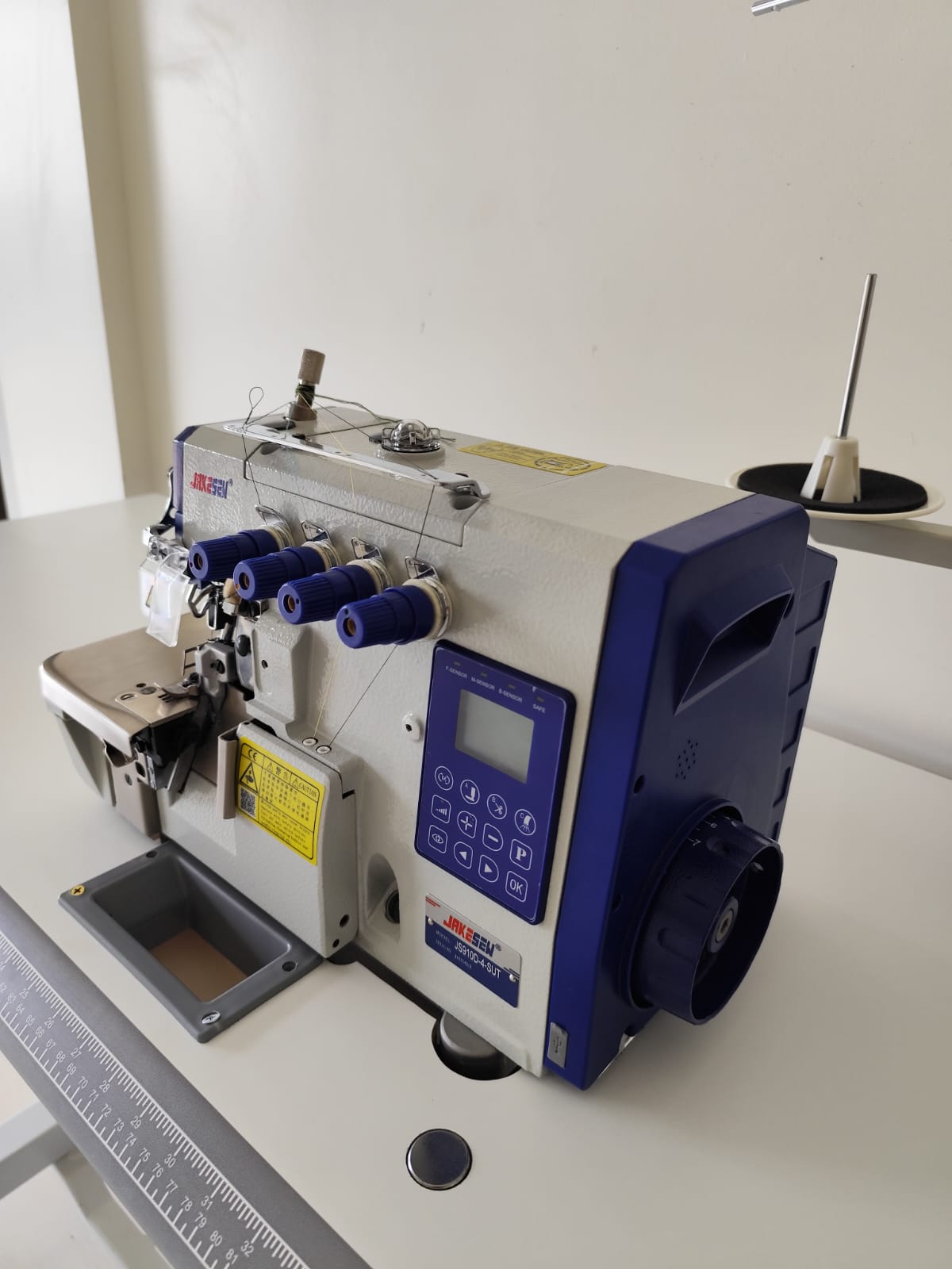 Máquina Overlok Ponto Cadeia Eletrônica - Modelo JS910D-4-SUT