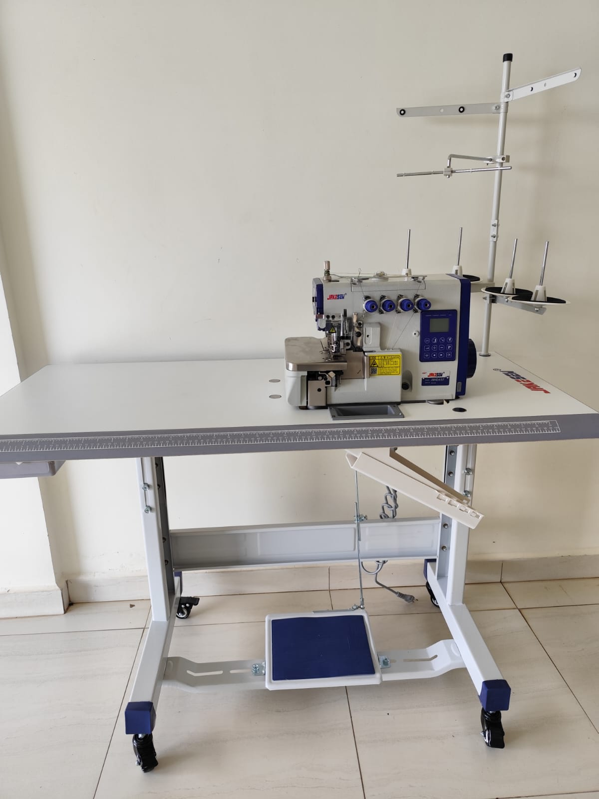 Máquina Overlok Ponto Cadeia Eletrônica - Modelo JS910D-4-SUT