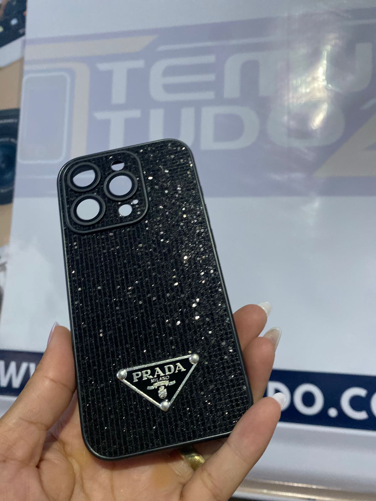 Capa Prada Iphone 15 Pro - Temus Tudo