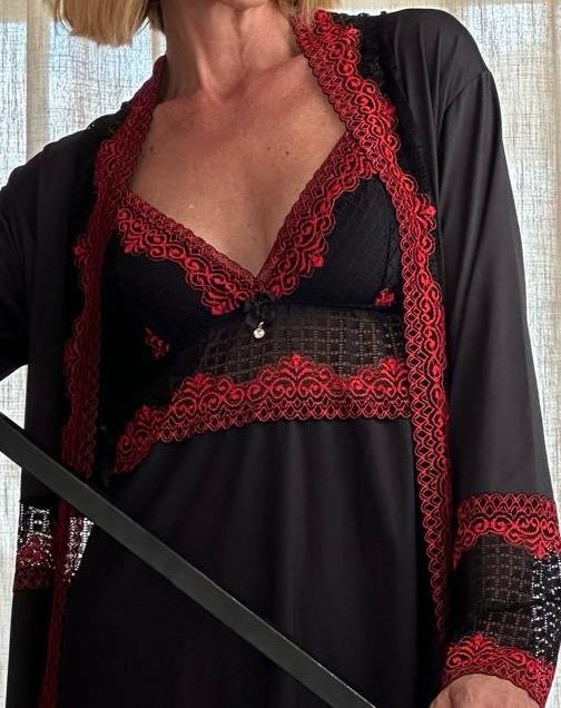Detalhes do conjunto de camisola e robe com renda vermelha