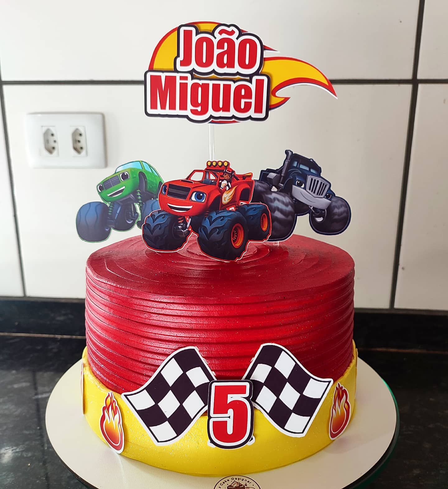 Topo de bolos com carro rebaixado