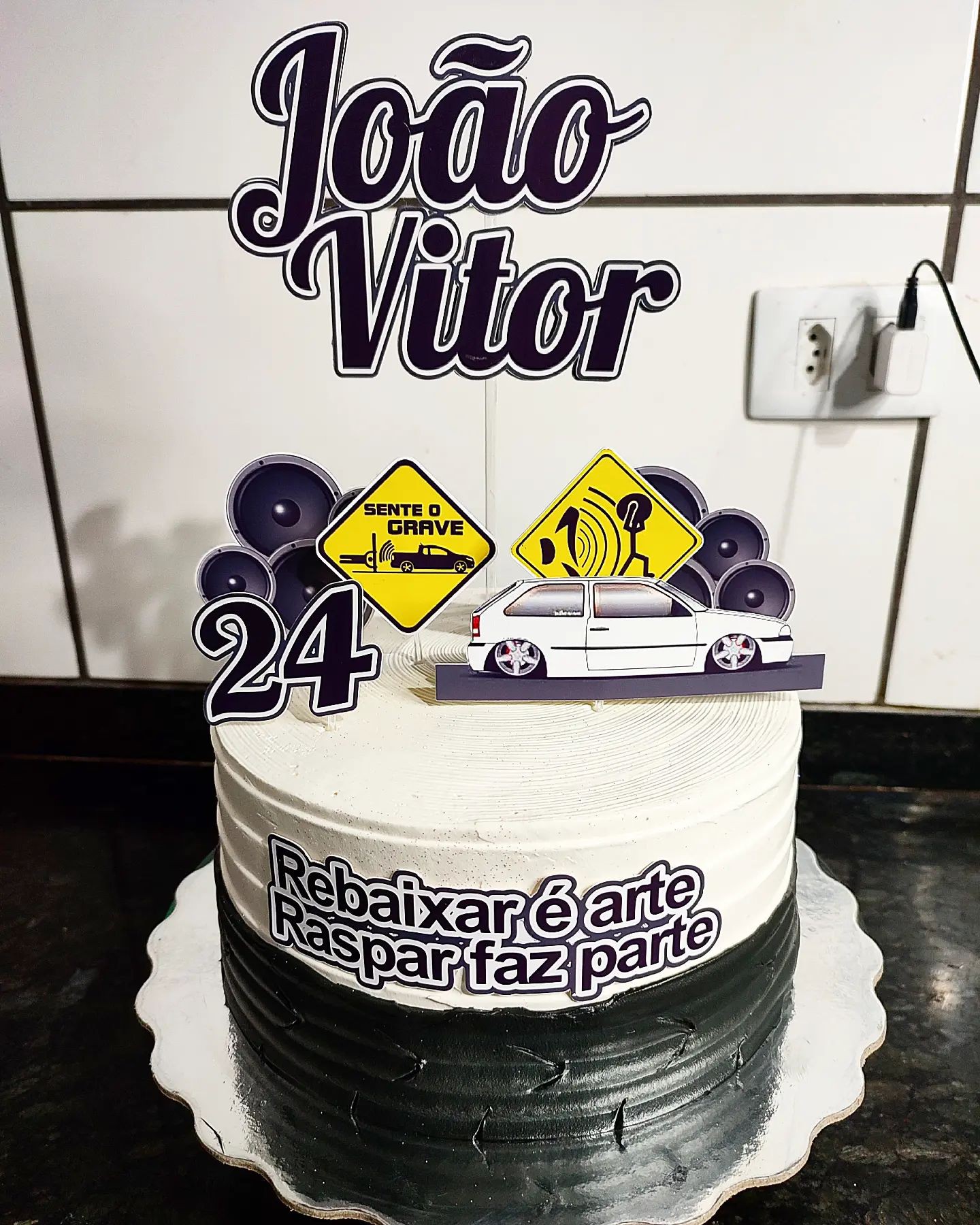 Topo de bolos com carro rebaixado