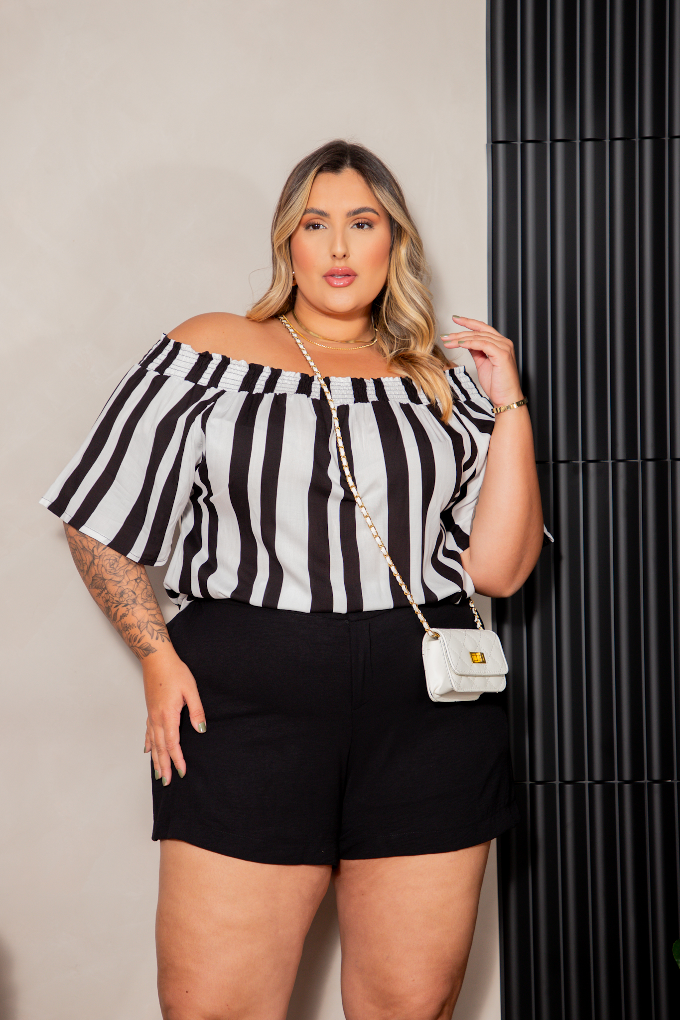 Blusa de Listrada Preto e Branco Plus Size Distrito Moda Moda