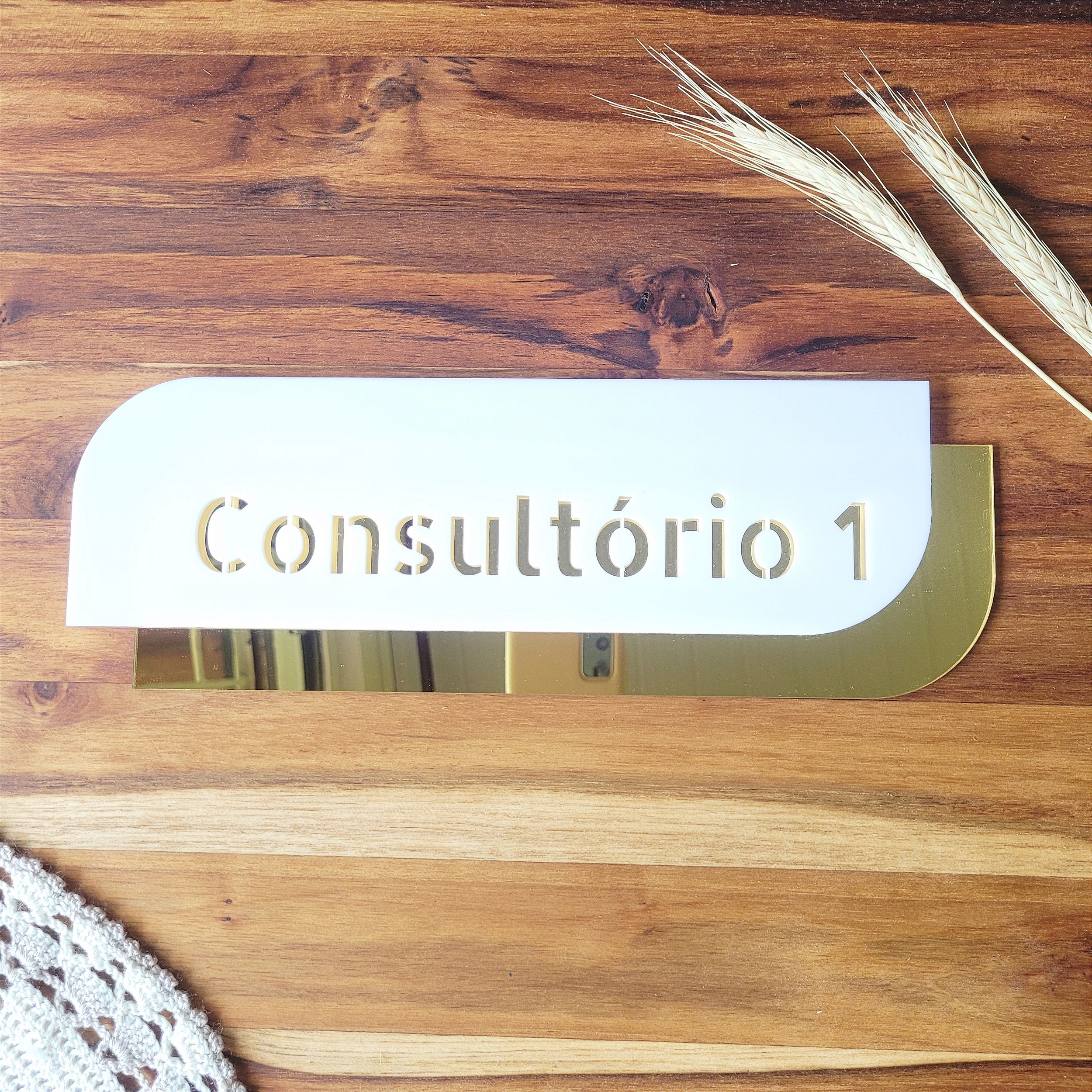 Placa para Porta em Acrilico Branco e Dourado 29x10cm - Produtos em ...