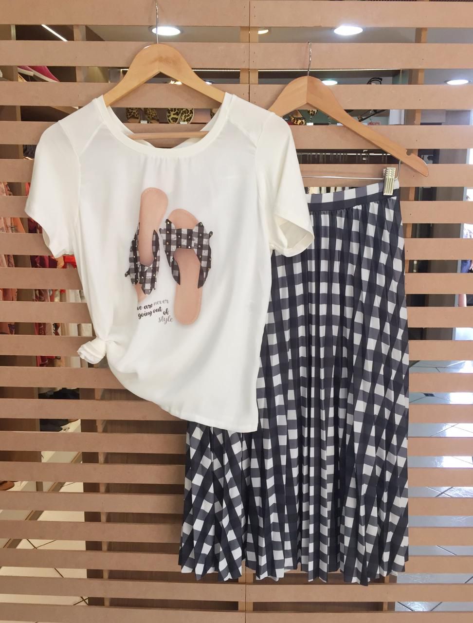 Conjunto Blusa e Saia Plissada Estampa Quadriculada Spazio