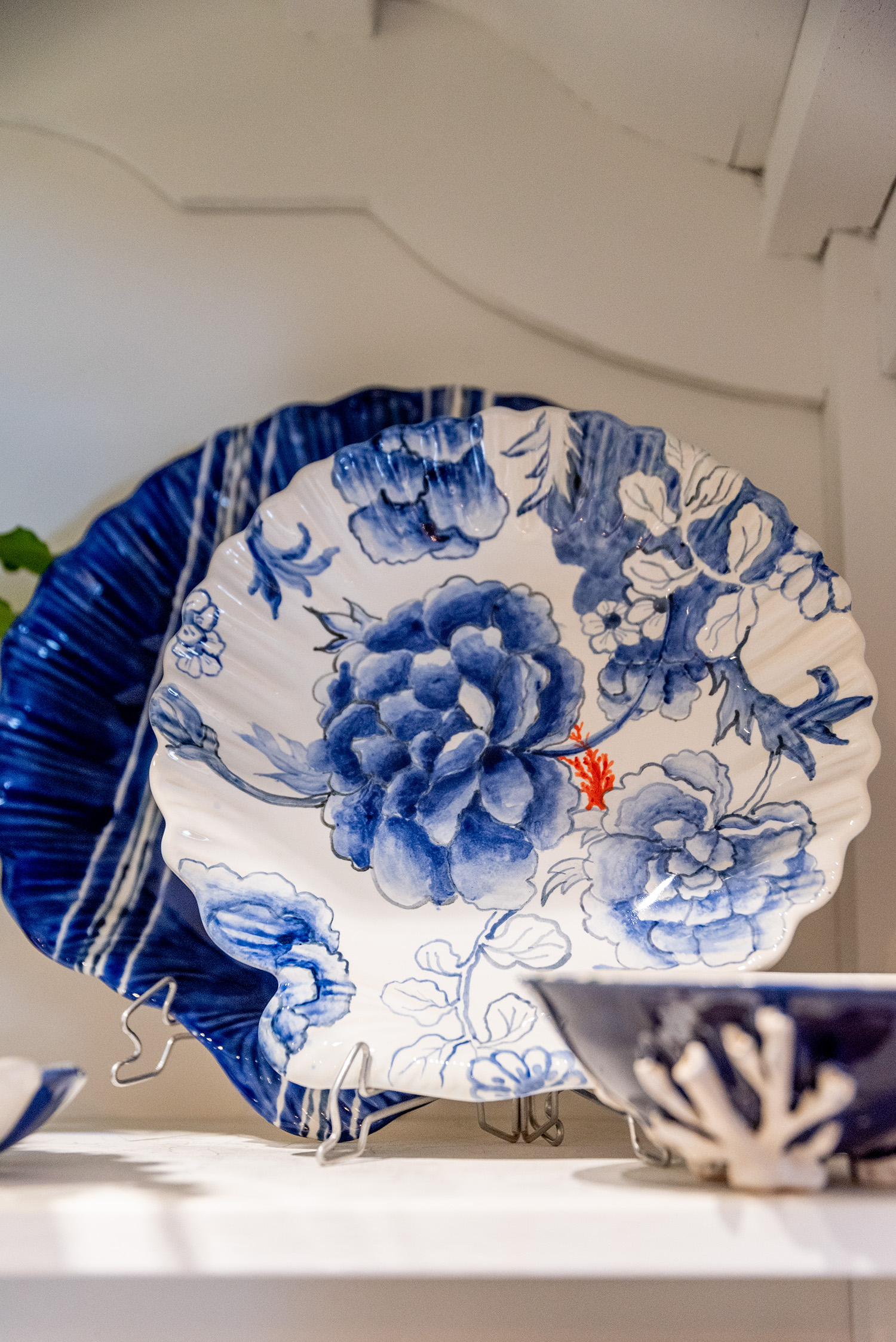 Prato raso concha com desenho floral azul - Kasa57 - Kasa 57 | A Sua ...