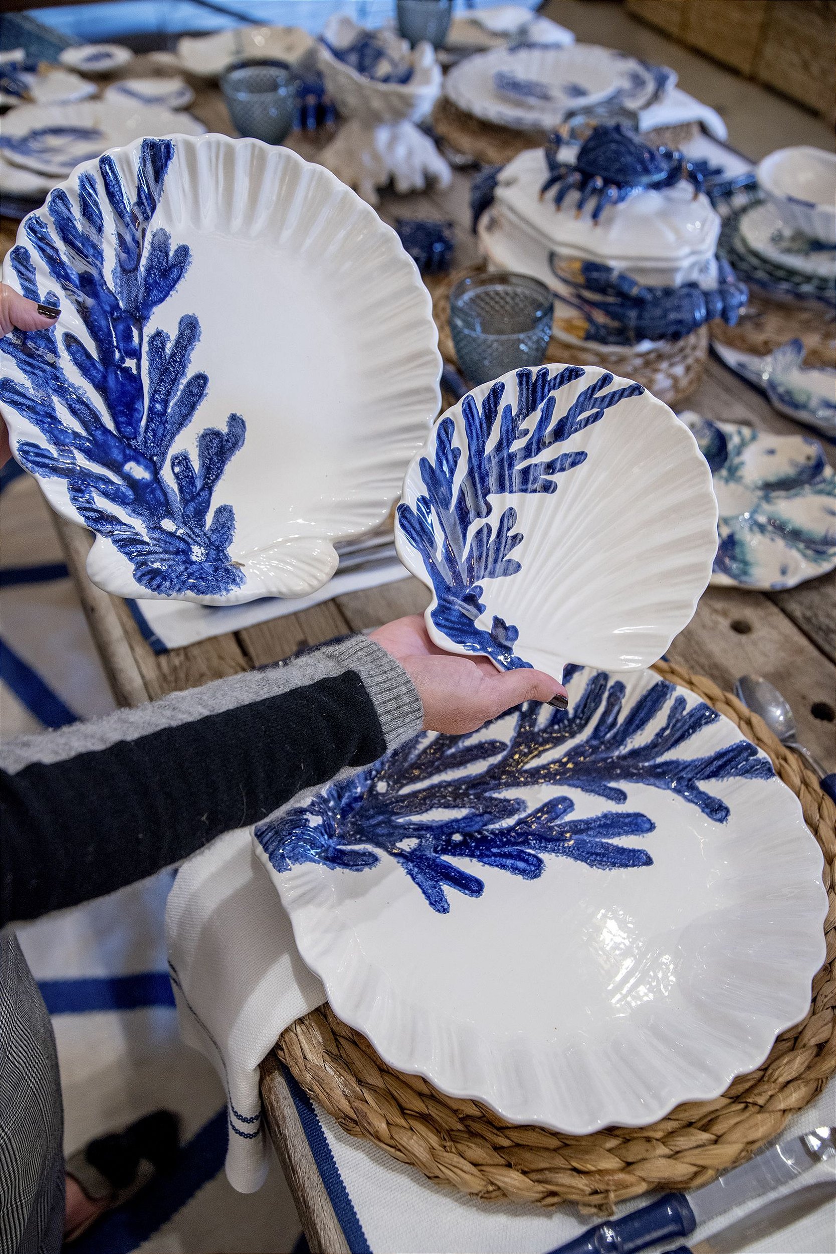Prato raso concha branco com coral azul - Kasa57.com.br - Kasa 57 | A ...