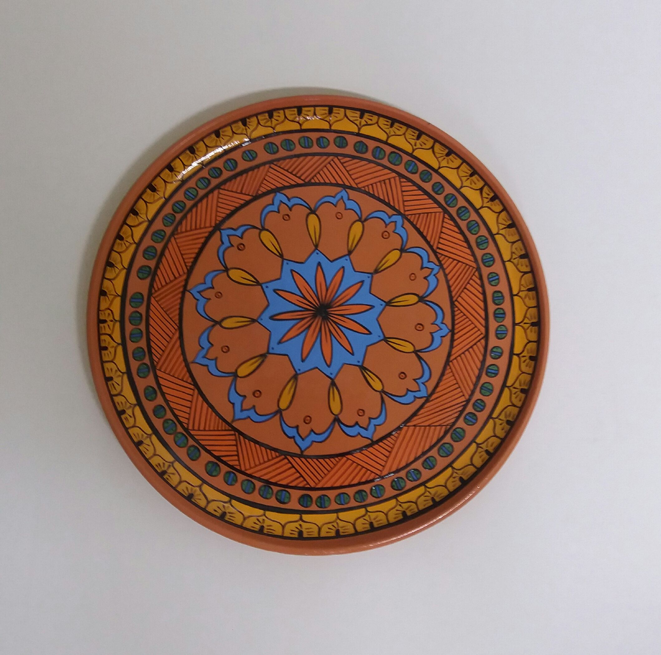Prato de cerâmica pintado a mão com desenho de mandala 