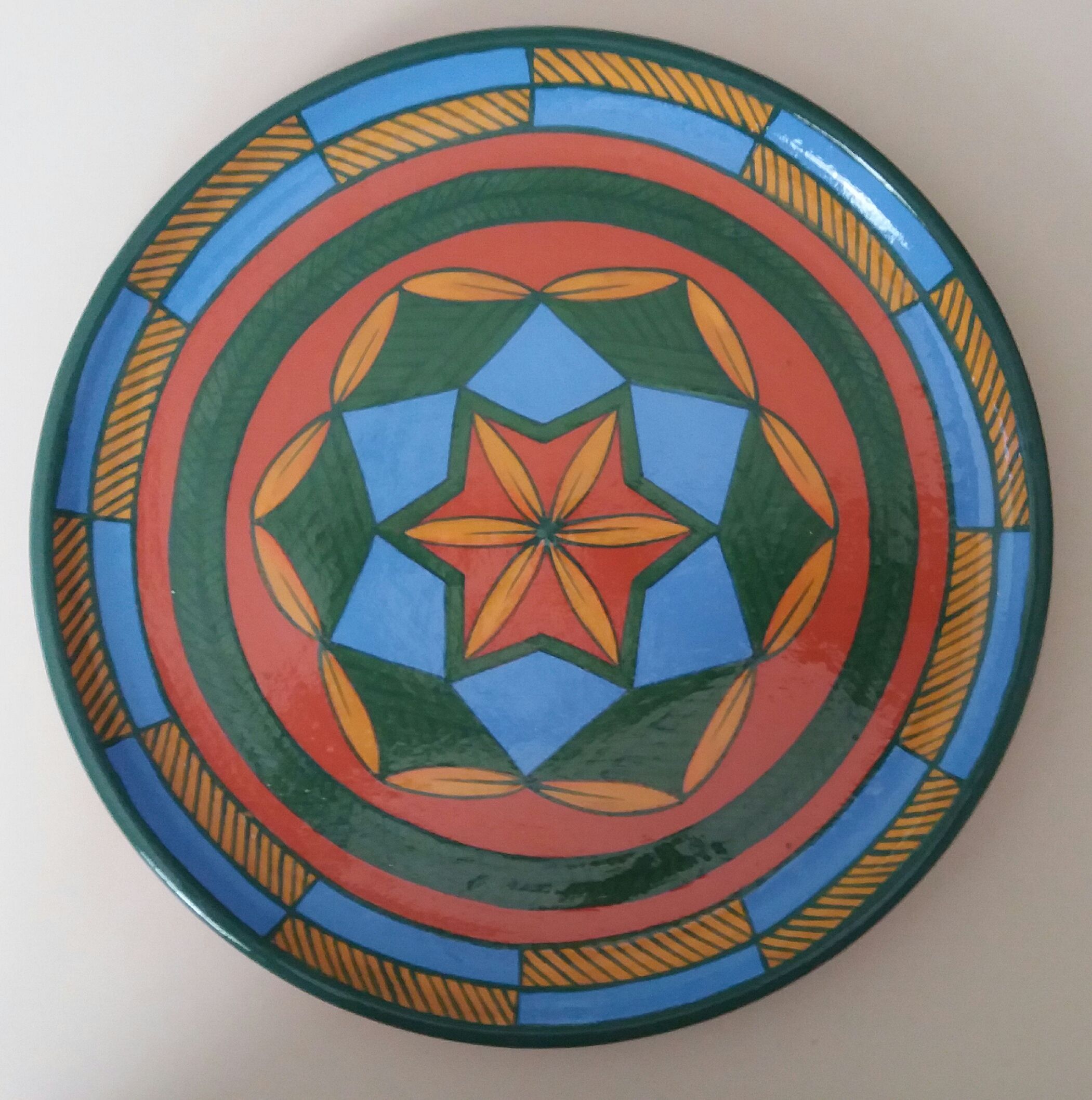 Prato de cerâmica pintado a mão com desenho de mandala - https