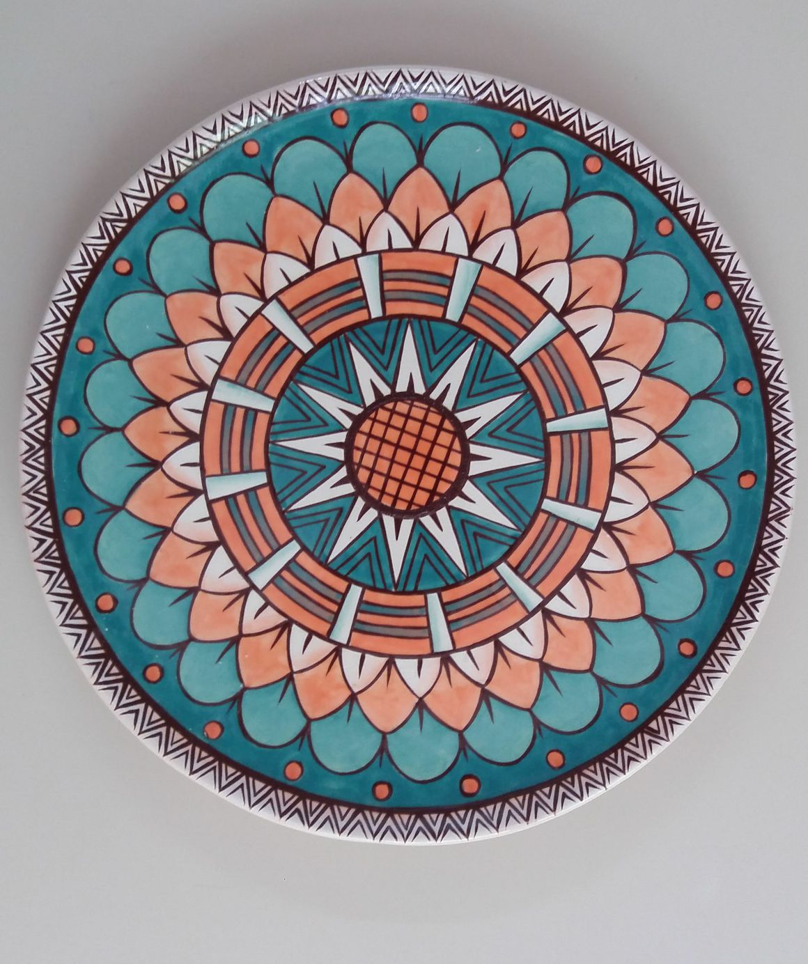 Prato de cerâmica pintado a mão com desenho de mandala - https