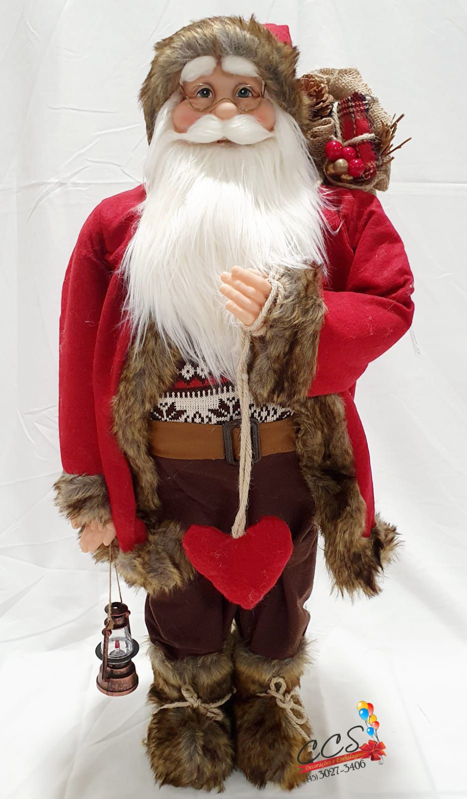 Boneco Papai Noel em Pé Vermelho e Marrom Segurando Lanterna e Coração 90cm  - Ref 73581001 D&A - CCS Decorações