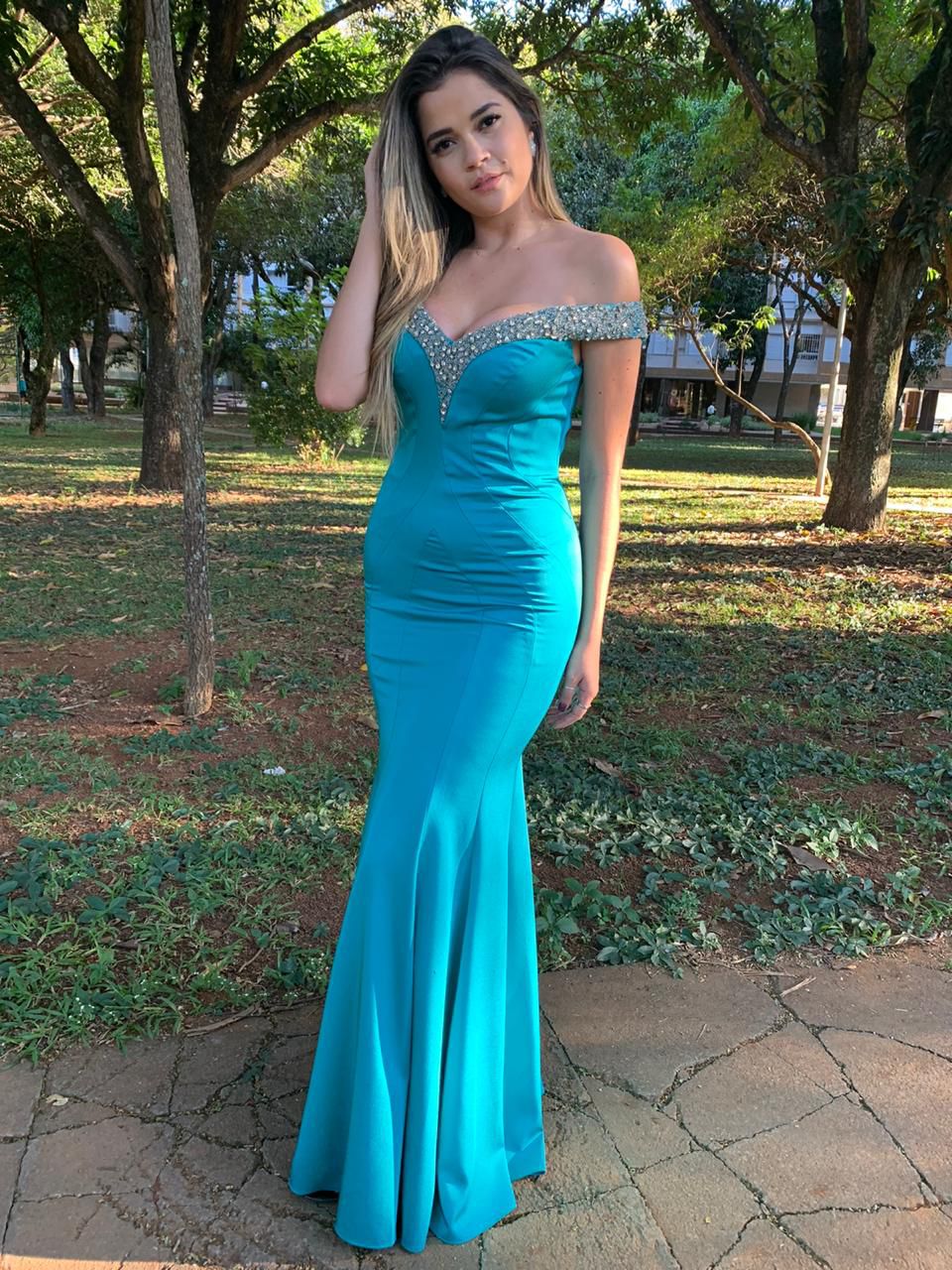 Vestido de Festa Azul Tiffany Longo Liso Decote Bordado Lauren Aluguel -  Closet - Locação e Venda de Roupas para Festa